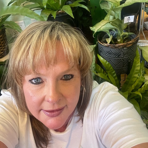 Meet your Posher, Lisa - Picture 1 of 2